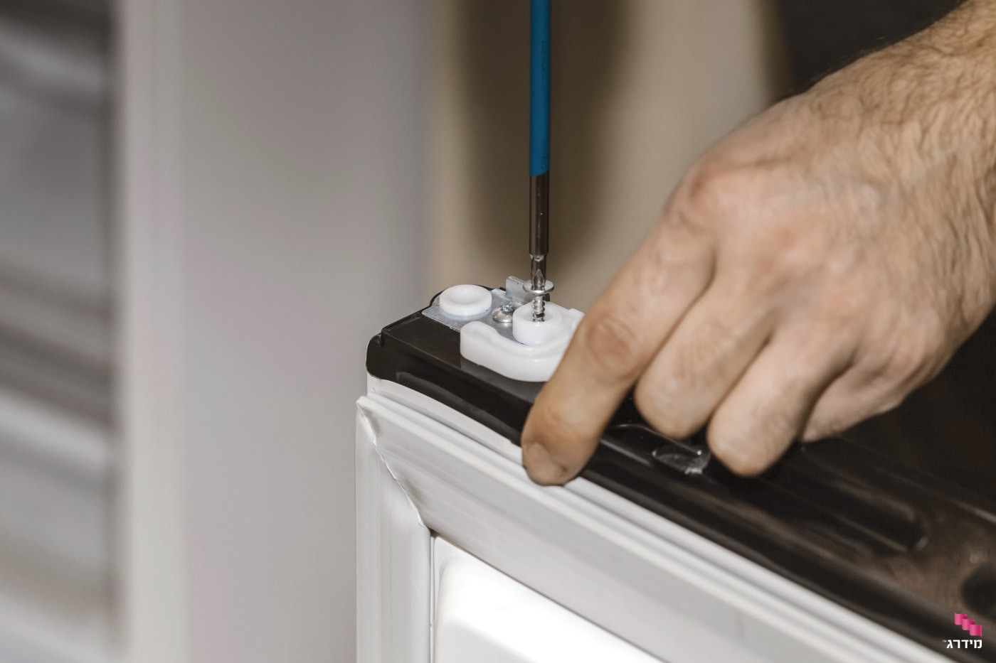 החלפת צד דלת מקרר החלפת צד דלת מקרר