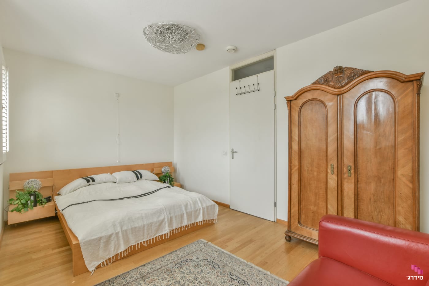 ארון בגדים וינטג׳ מעץ ארון בגדים וינטג׳ מעץ