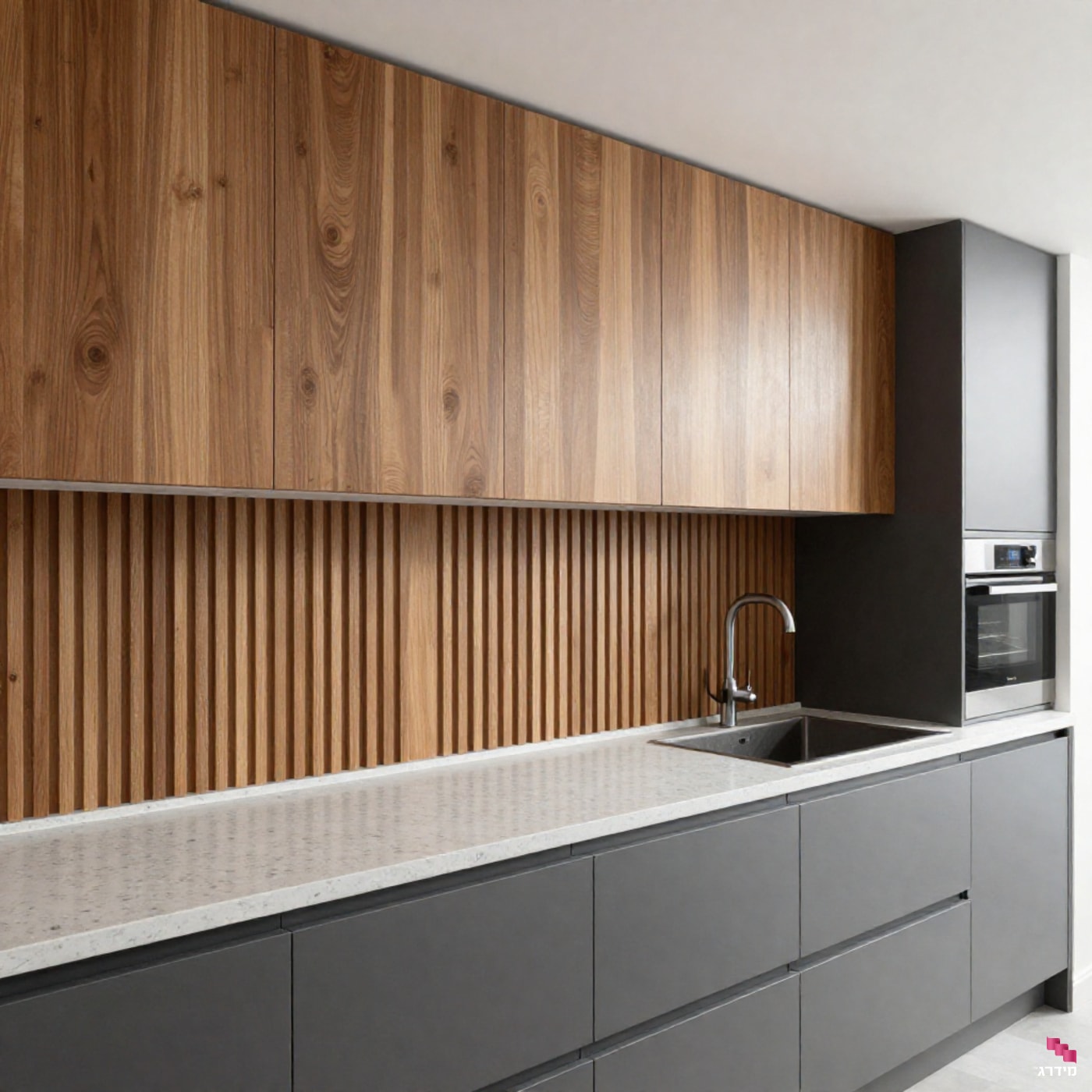 חיפוי קיר סרגלי עץ במטבח חיפוי קיר סרגלי עץ במטבח