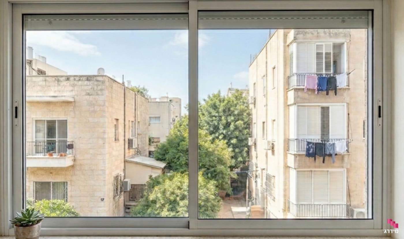 חלון זכוכית טריפלקס 3+3