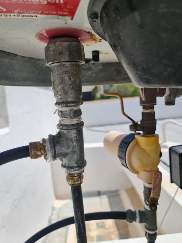 תיקון צינור יציאת מים חמים שבור בדוד שמש באמצעות... + 3 תמונות מהשטח |  11/05/2021 | מידרג