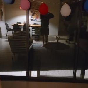 תריס שעולה עקום