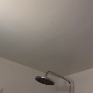 איטום מקלחת.