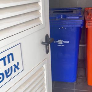 מעול דלת בחדר אשפה