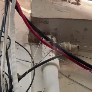  חידוש איטום בקיר, קילוף שכבות ישנות, מילוי ומריחת חומרים מתאימים לאיטום.