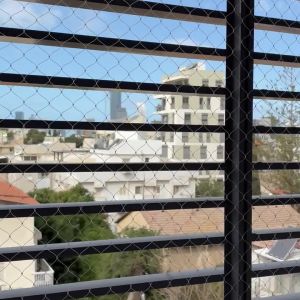 התקנת רשת נגד יונים