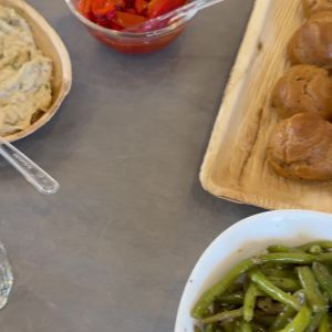 אוכל מונח על שולחן