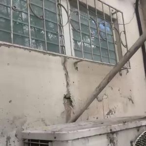  חידוש איטום בקיר, קילוף שכבות ישנות, מילוי ומריחת חומרים מתאימים לאיטום.