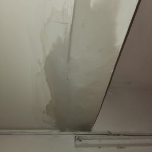 קיר אחרי תיקון טיח וצבע