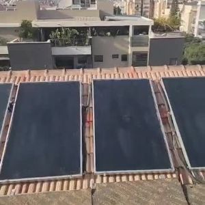 קולטי שמש על גג רעפים