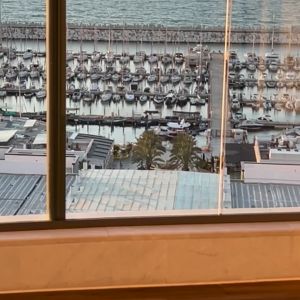 חלון נקי עם נוף לים