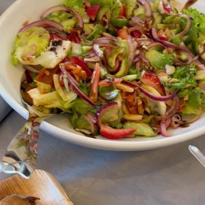 אוכל מונח על שולחן