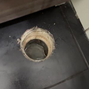 מים זורמים מברז בכיור