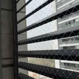 רשת להרחקת יונים בחלון