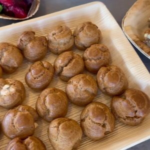 אוכל מונח על שולחן