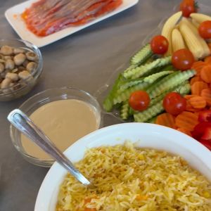 אוכל מונח על שולחן