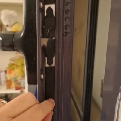 מנעול שבור בחלון