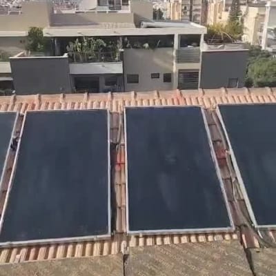 קולטי שמש על גג רעפים