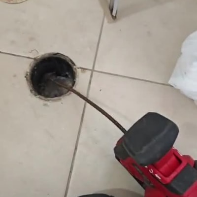 פתיחת סתימה בניקוז מקלחון ביחידת הורים.