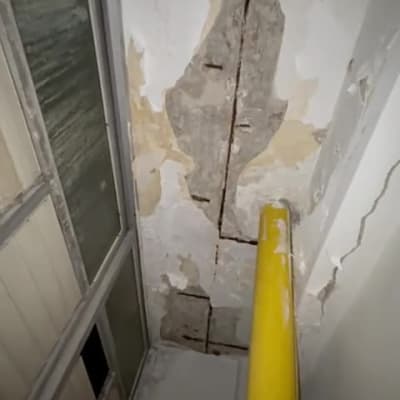 צבע מתקלף בקיר