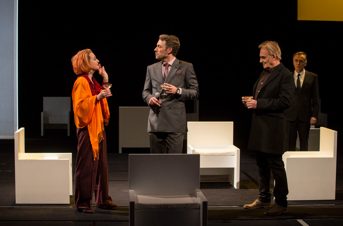 Le Theatre Parle Au Theatre