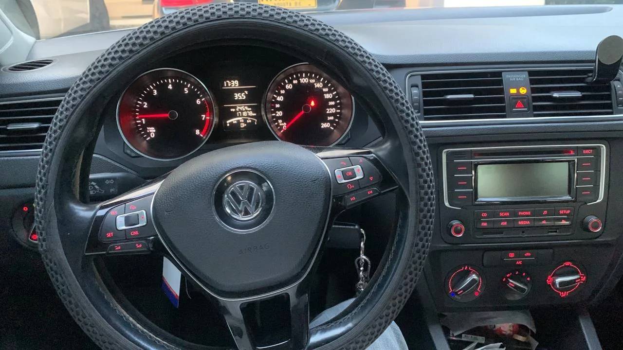 Volkswagen New Jetta 2.0 2015 - driver-seat photo 3