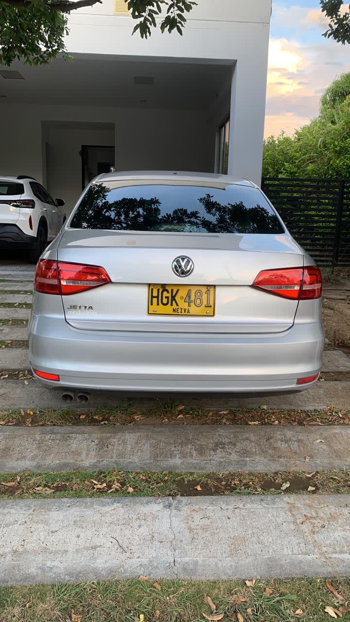 Volkswagen New Jetta 2.0 2015 - rear photo 2