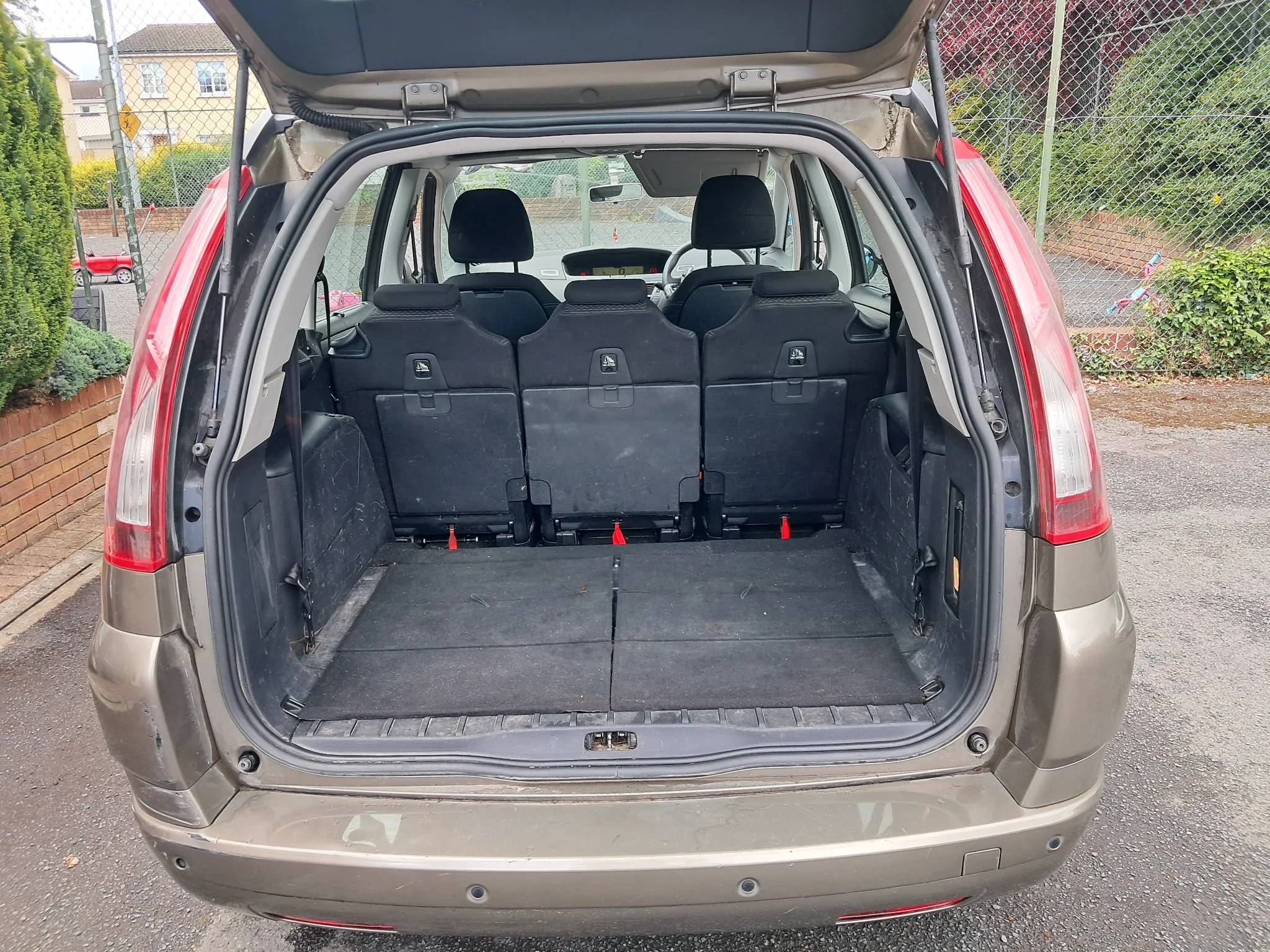 Citroën Grand C4 Picasso 2012 - boot photo 3