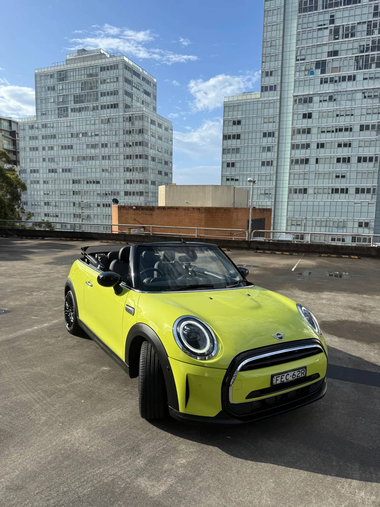 MINI Convertible 2023 - front-right photo 2