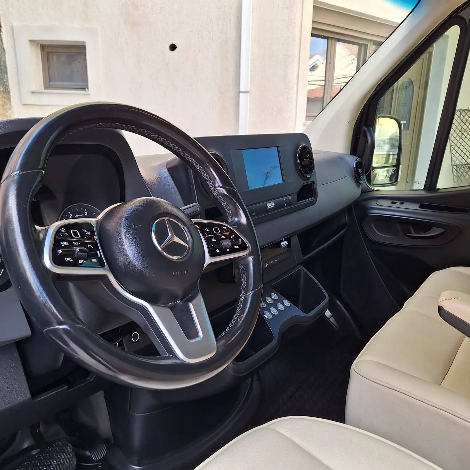 Mercedes-Benz Sprinter 2019 - driver-seat photo 3