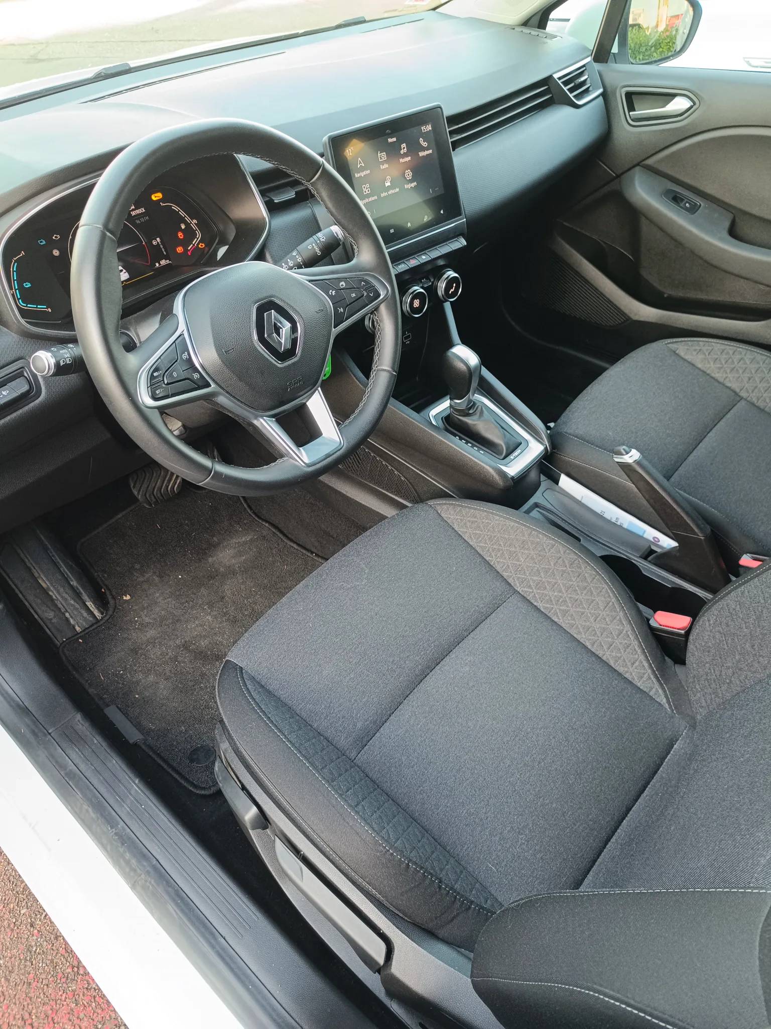 Renault Clio 2020 - driver-seat photo 3