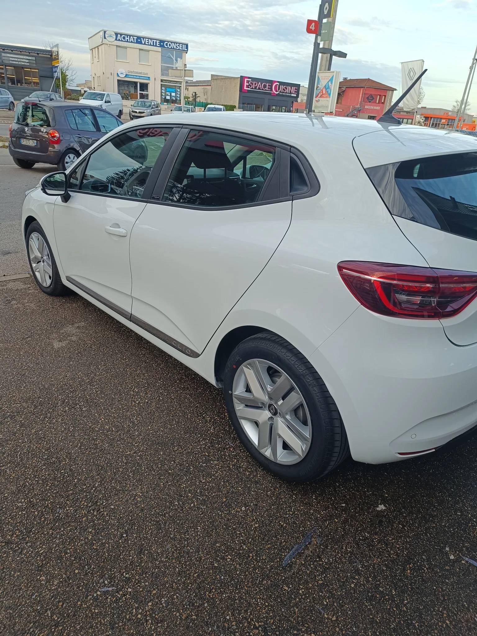 Renault Clio 2020 - rear-left photo 2