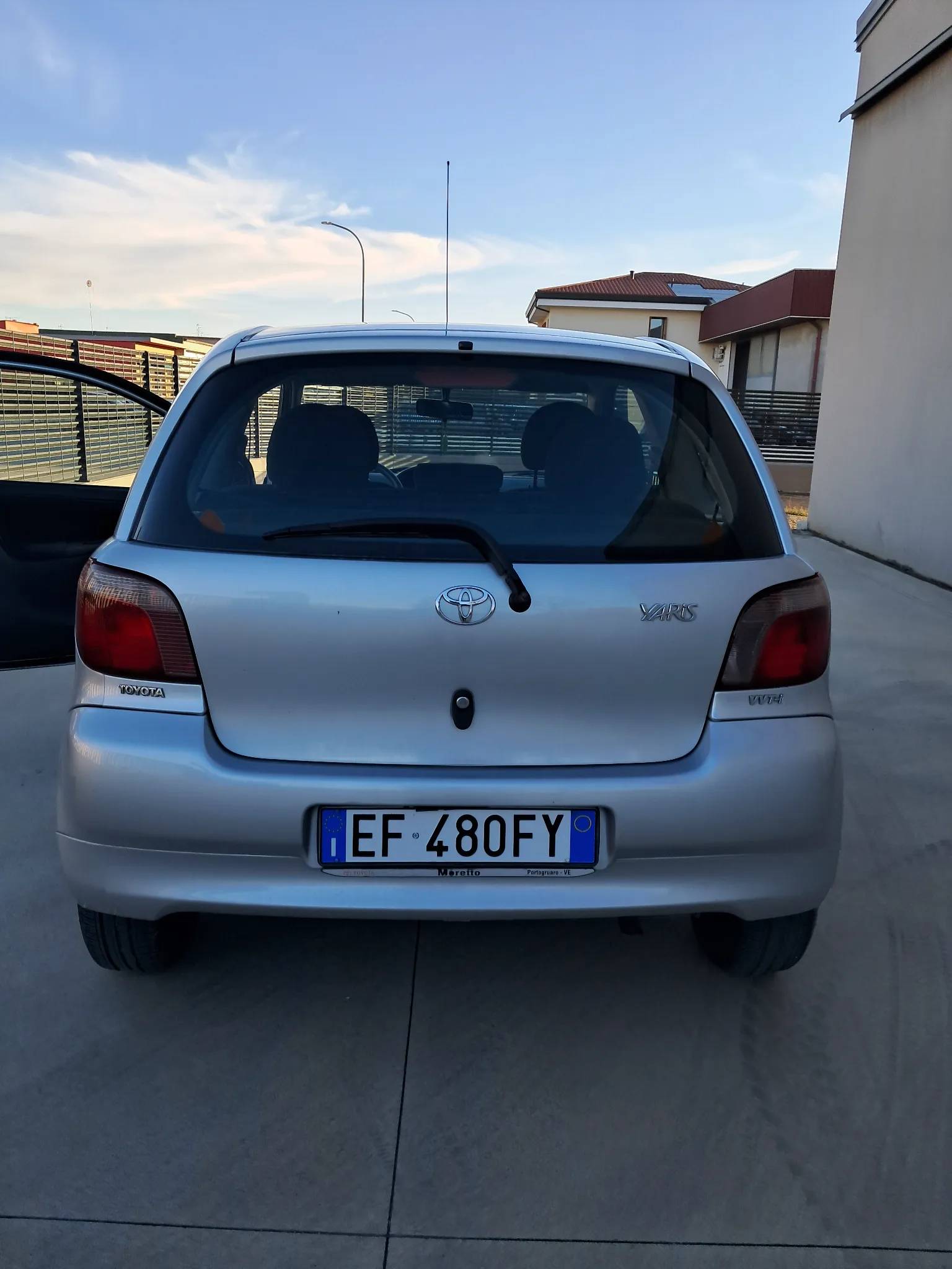 Toyota Yaris 2002 - rear photo 2