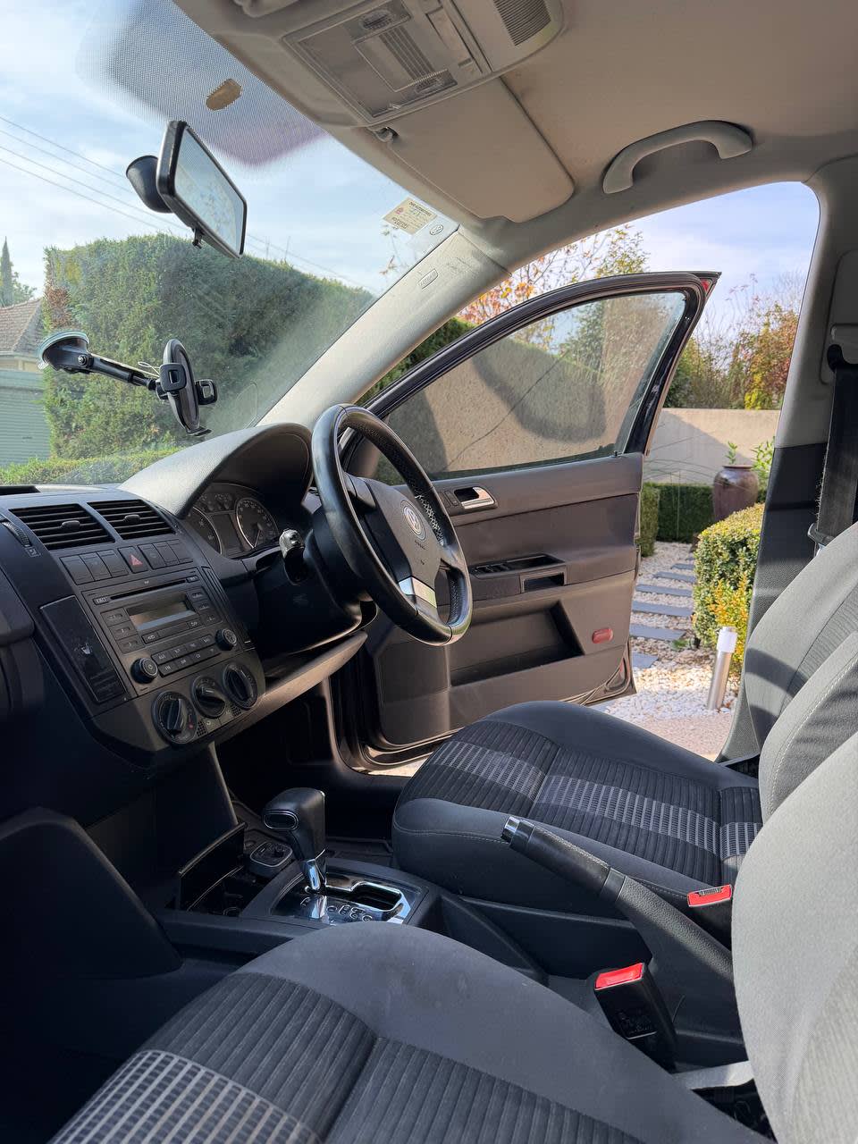 Volkswagen Polo 2009 - driver-seat photo 3