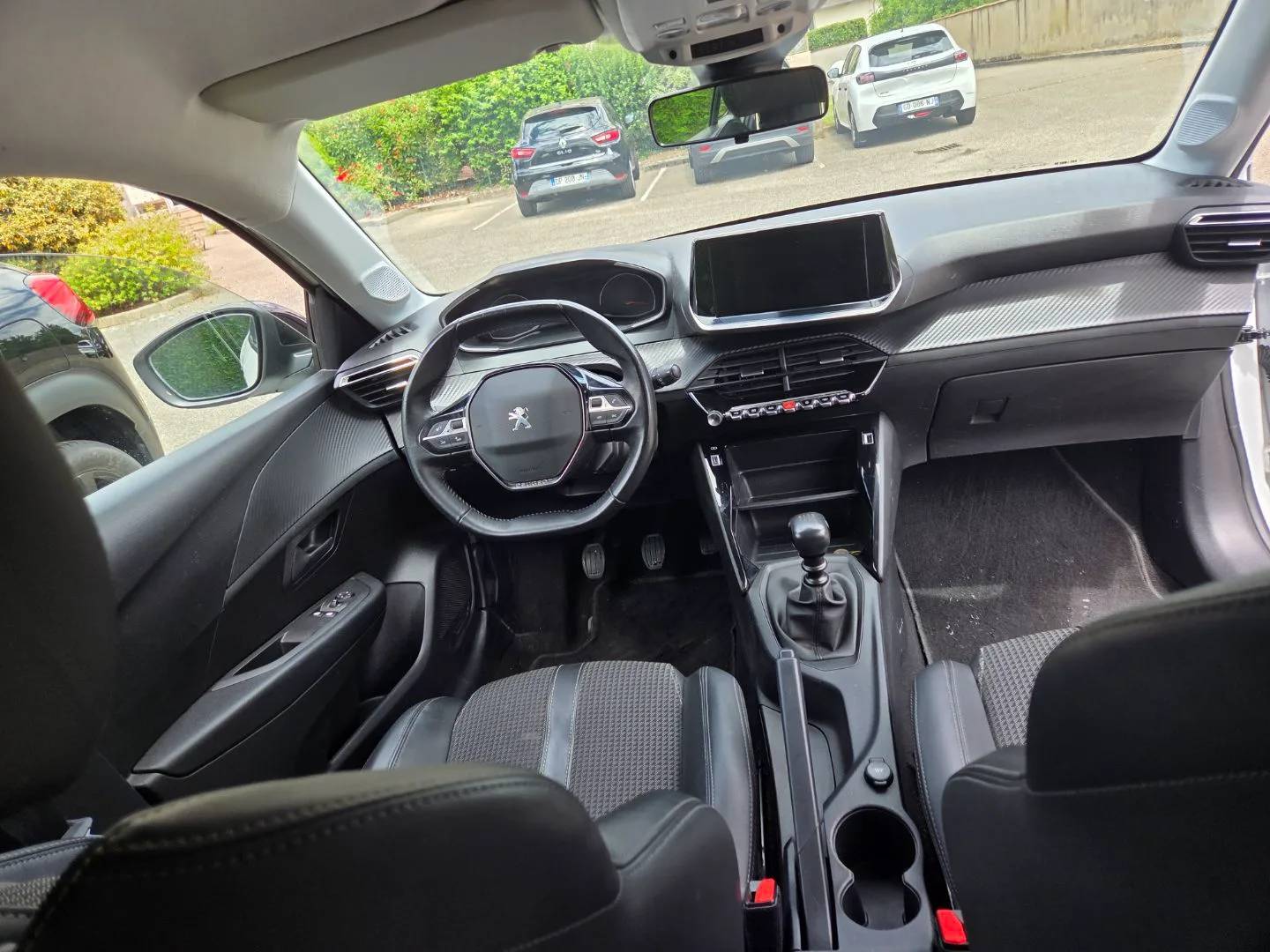 Peugeot 208 2022 - driver-seat photo 3