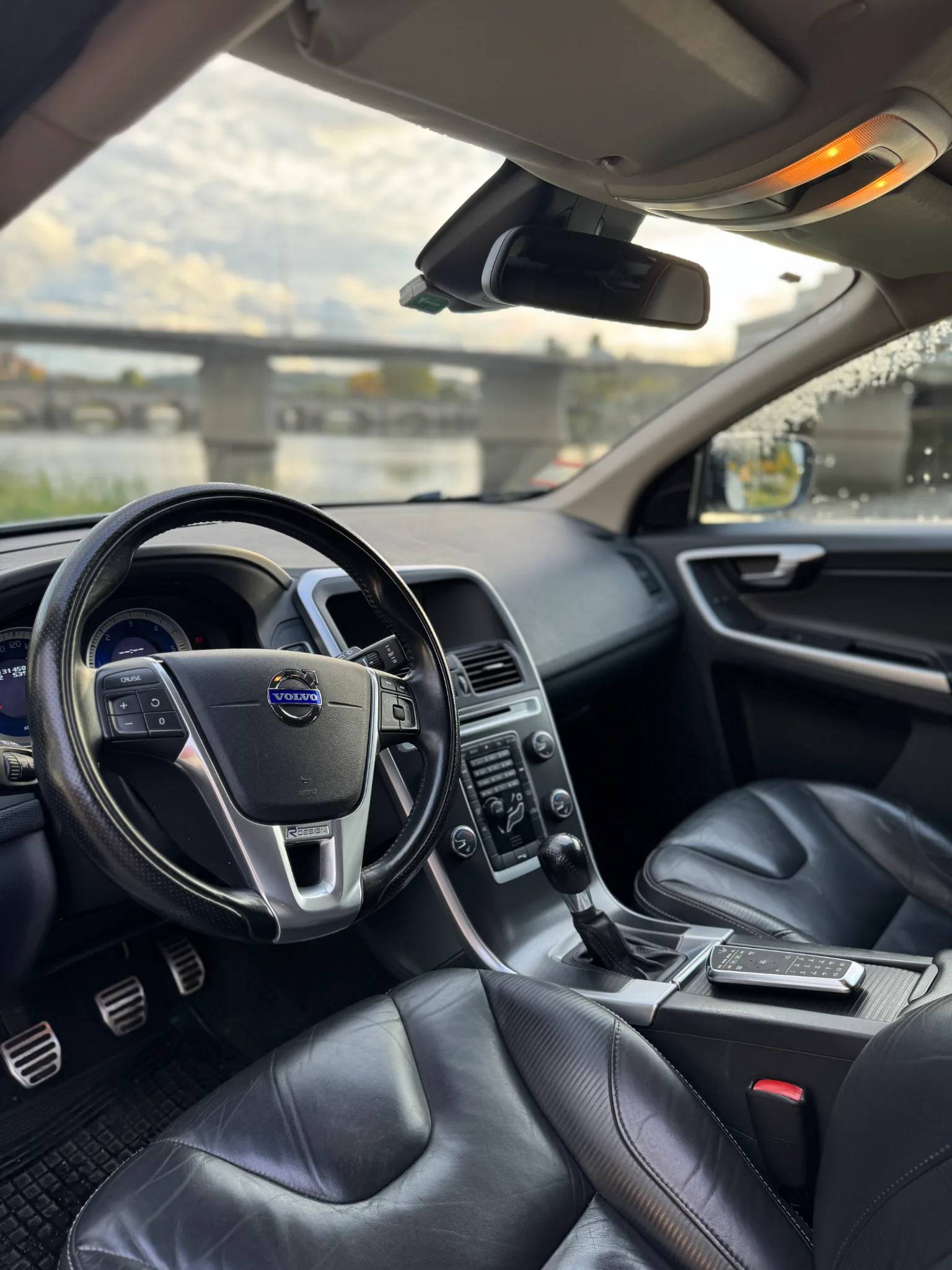 Volvo XC60 2011 - driver-seat photo 2