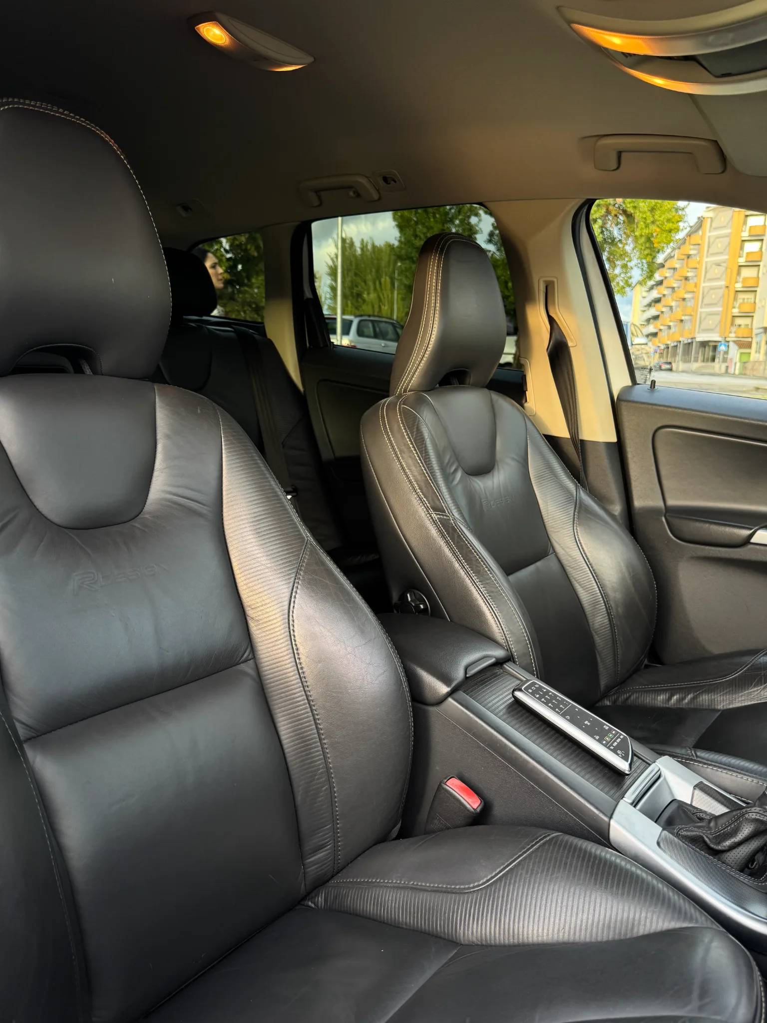 Volvo XC60 2011 - front-passenger photo 3