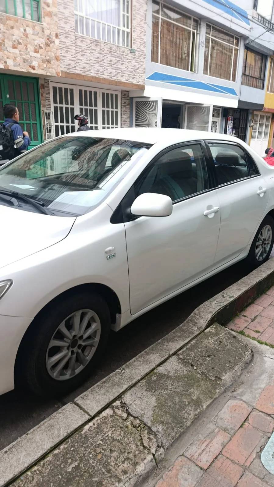 Toyota Corolla 2013 - front-right photo 2