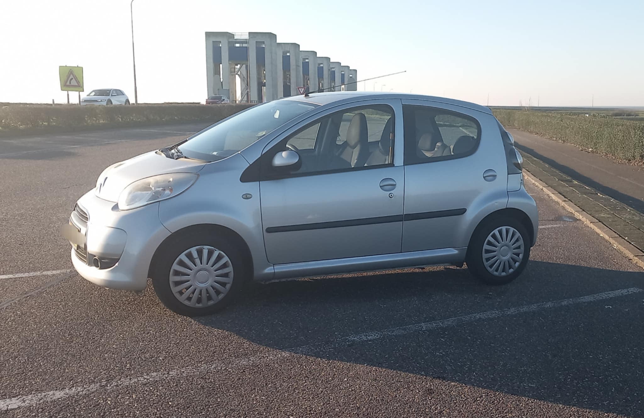 Citroën C1 2009 - front-left photo 2