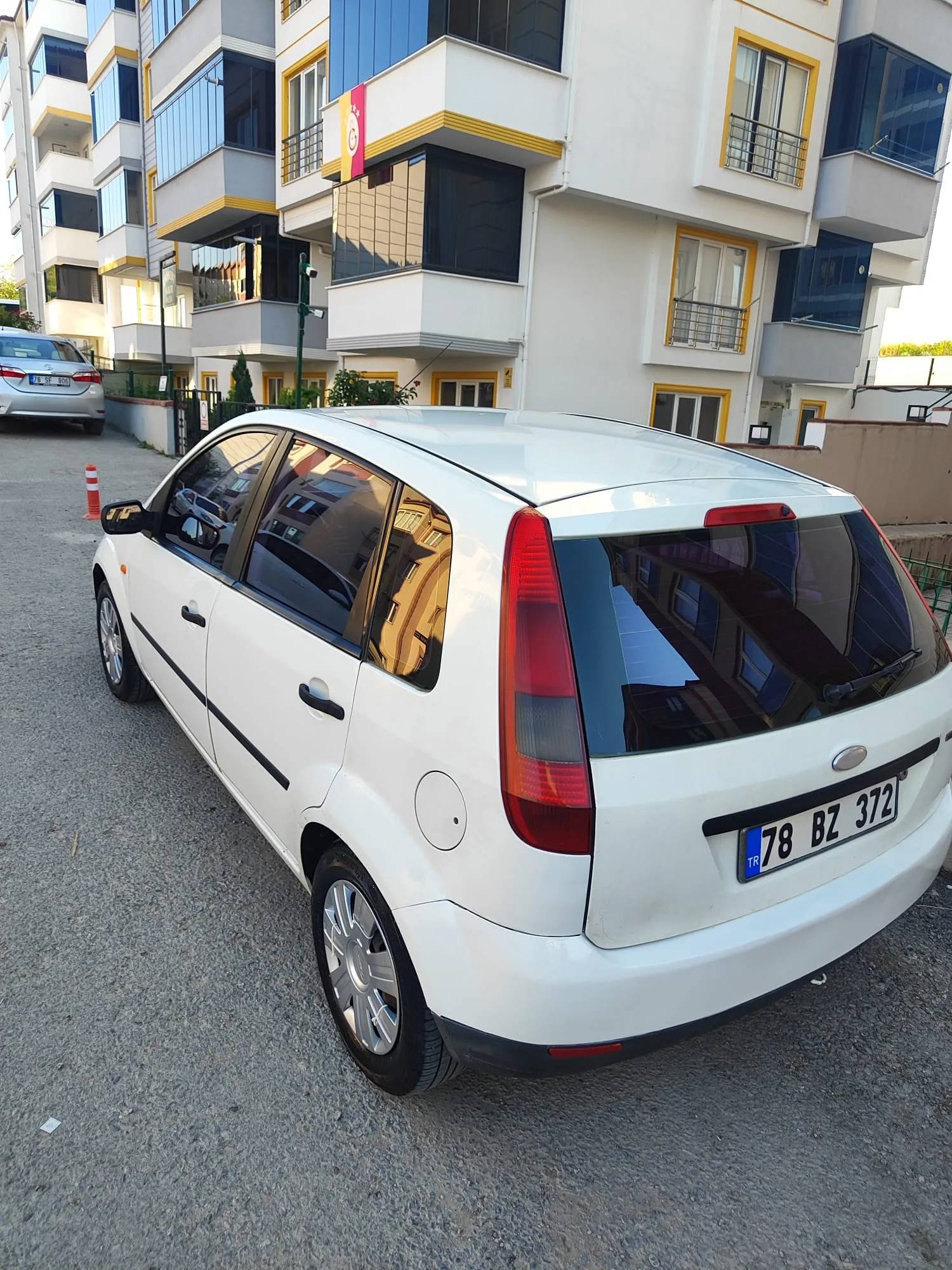 Ford Fiesta 2005 - rear-left photo 3
