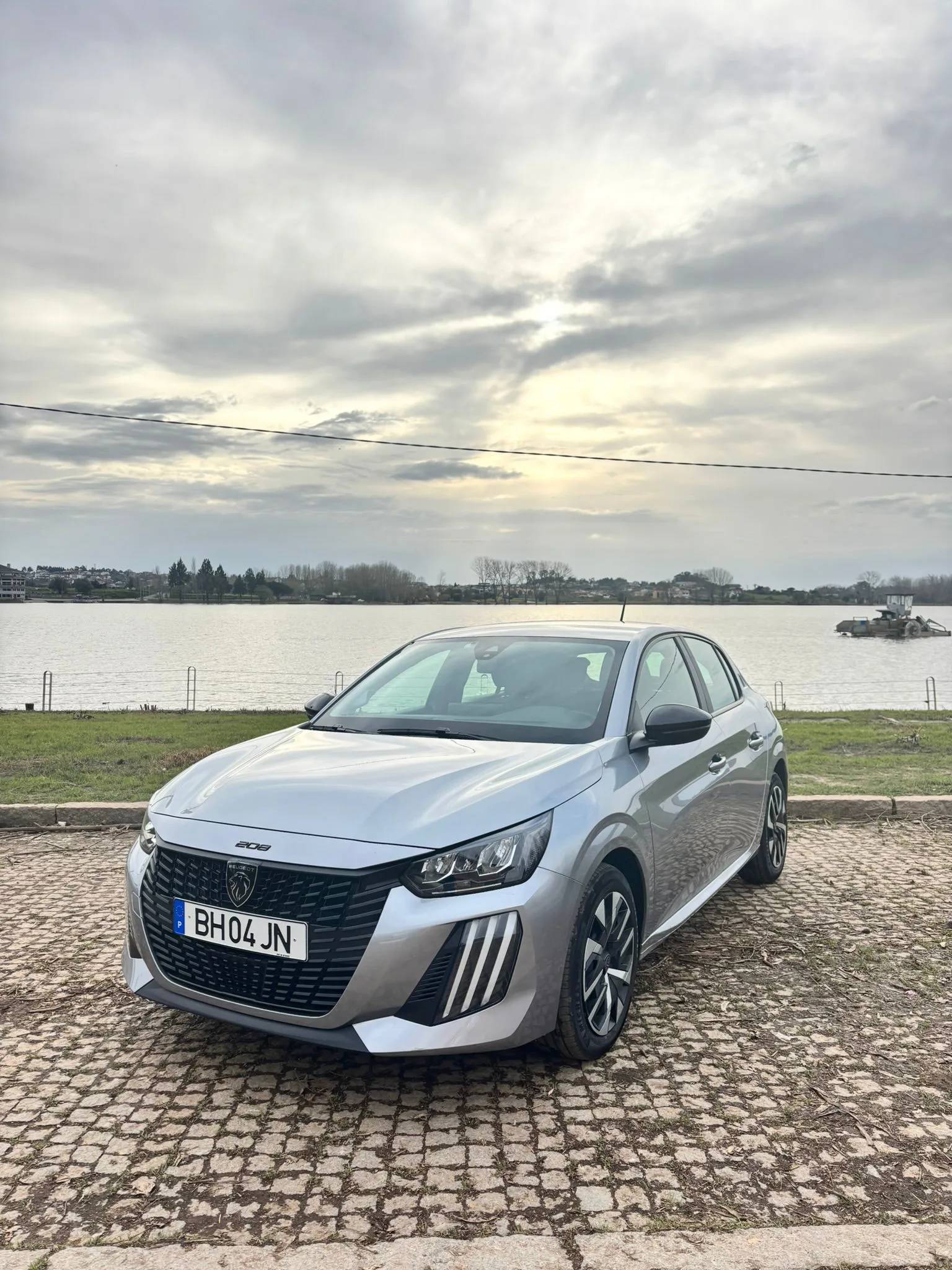 Peugeot 208 2024 - front-right photo 2