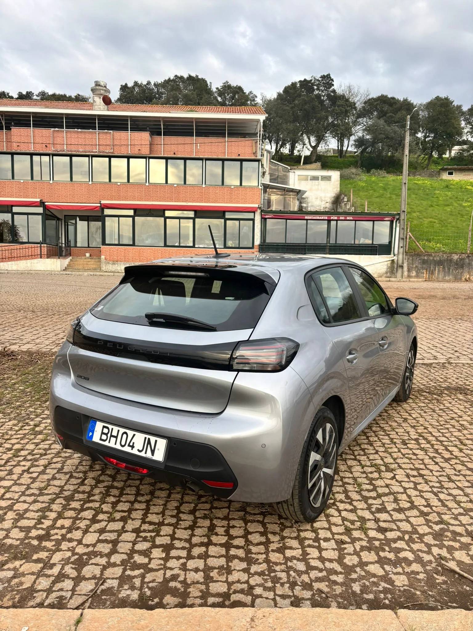 Peugeot 208 2024 - rear-right photo 3