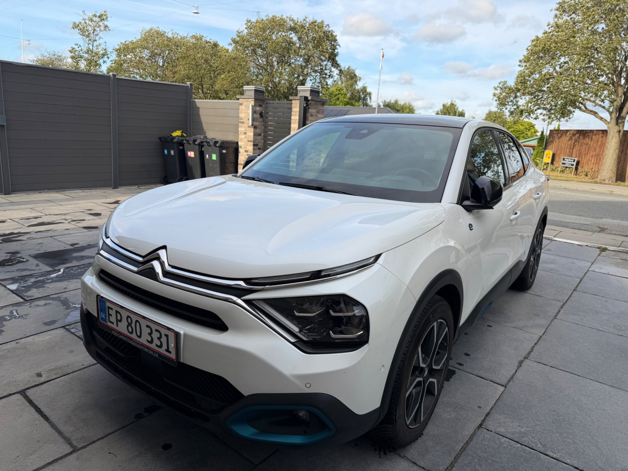 Citroën ë-C4 X 2023 - front-left photo 3