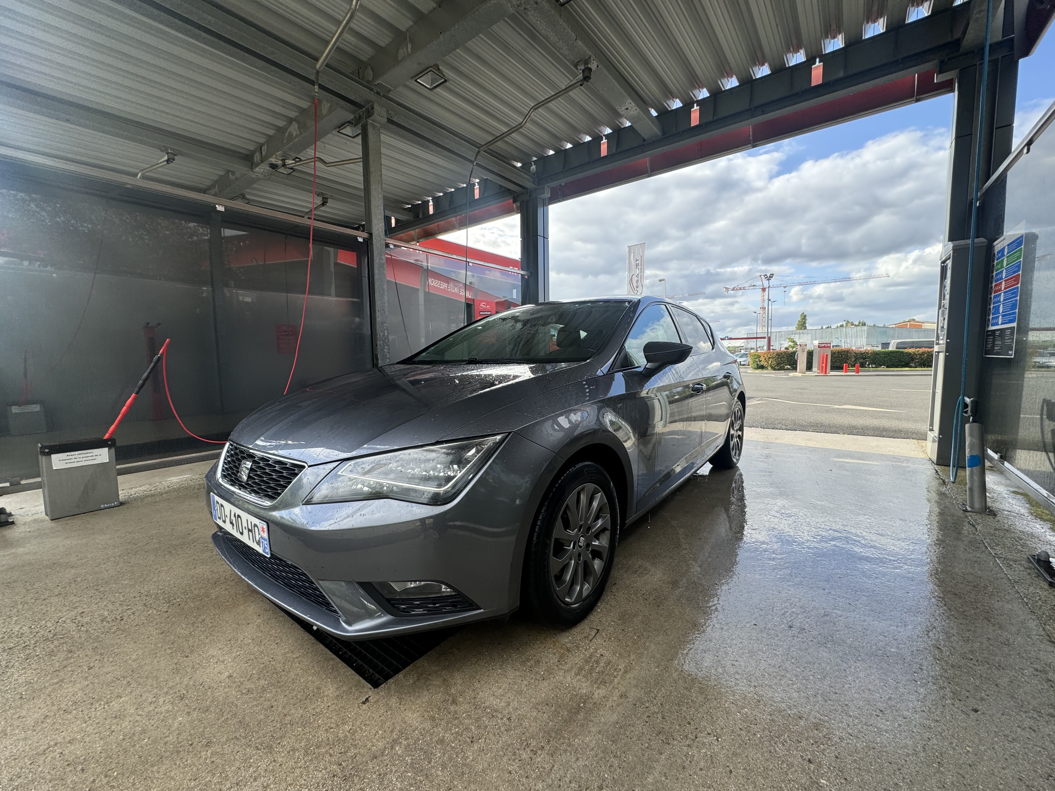 SEAT Leon 2014 - Front Left Corner