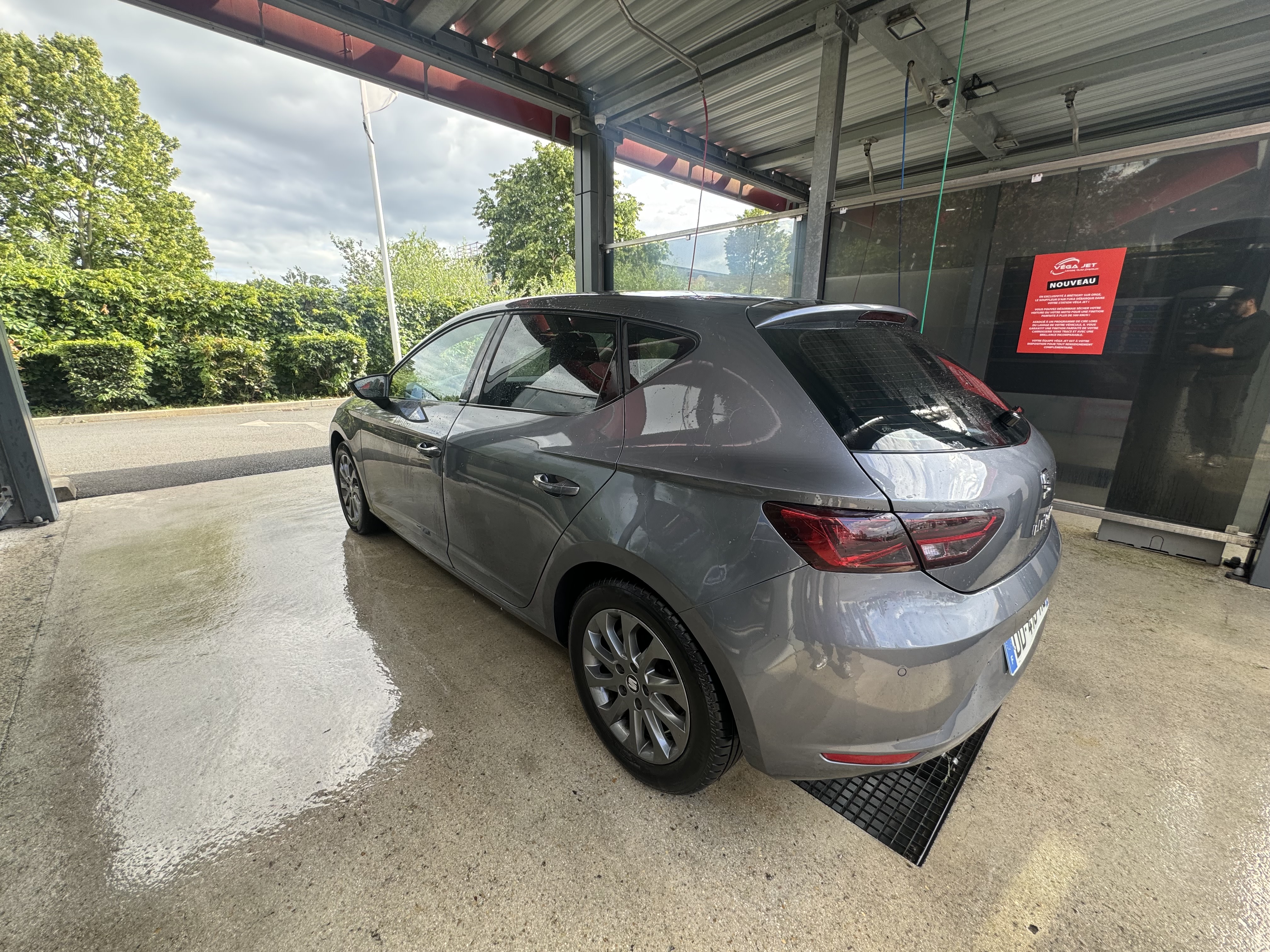 SEAT Leon 2014 - Rear Left Corner