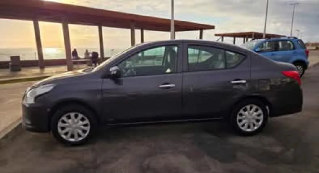 Nissan versa 2019 - right-side photo 1
