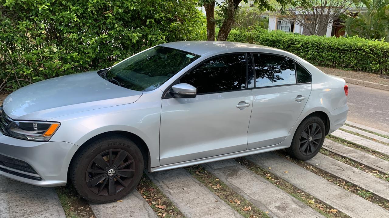 Volkswagen New Jetta 2.0 2015 - right-side photo 1