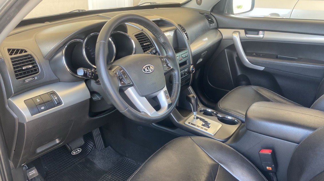 Kia Sorento 2012 - driver-seat photo 4