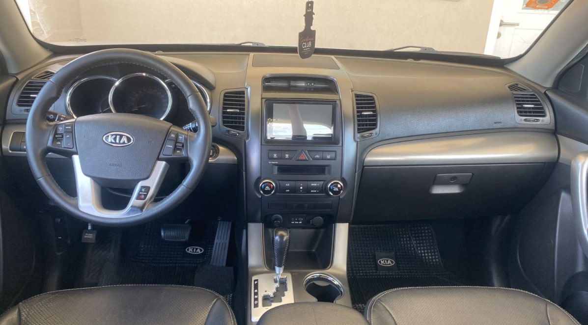 Kia Sorento 2012 - dashboard photo 5
