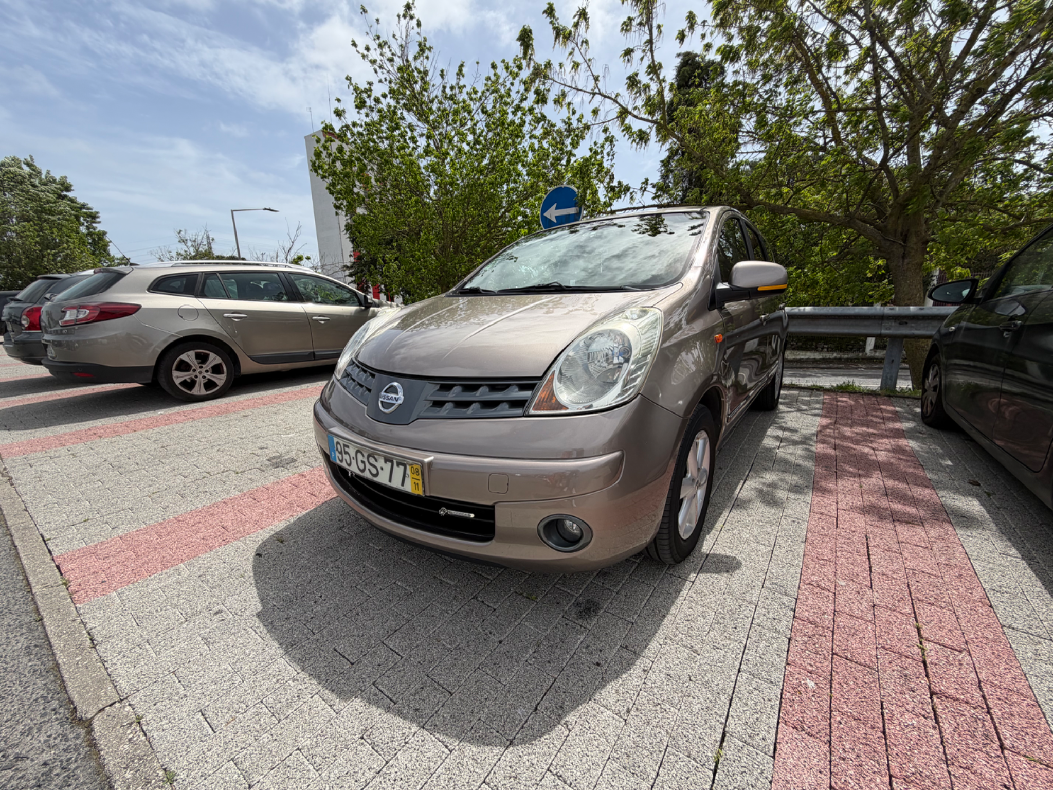 Nissan Note 2008 - front-right photo 6